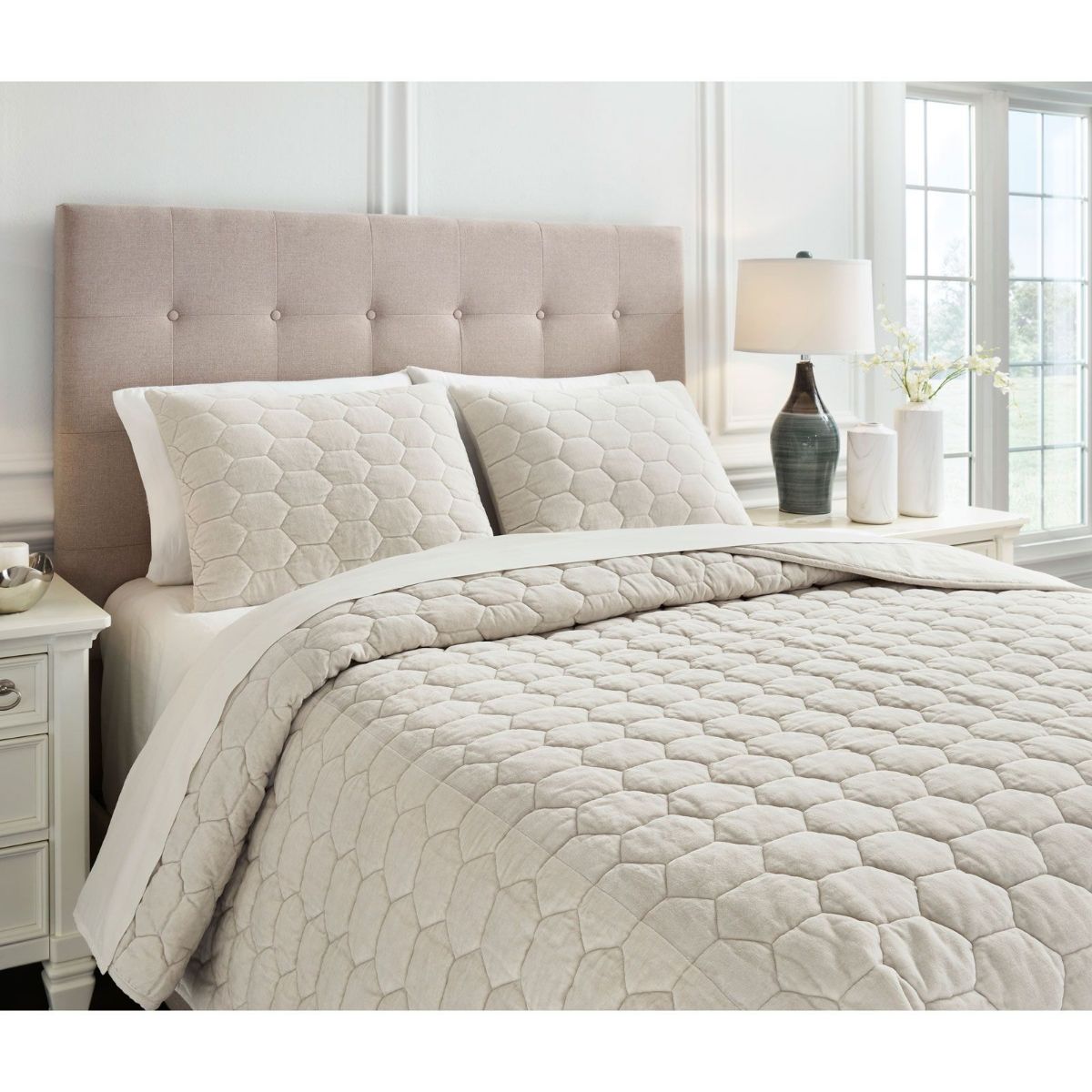 Picture of Hesper Queen Coverlet Set
