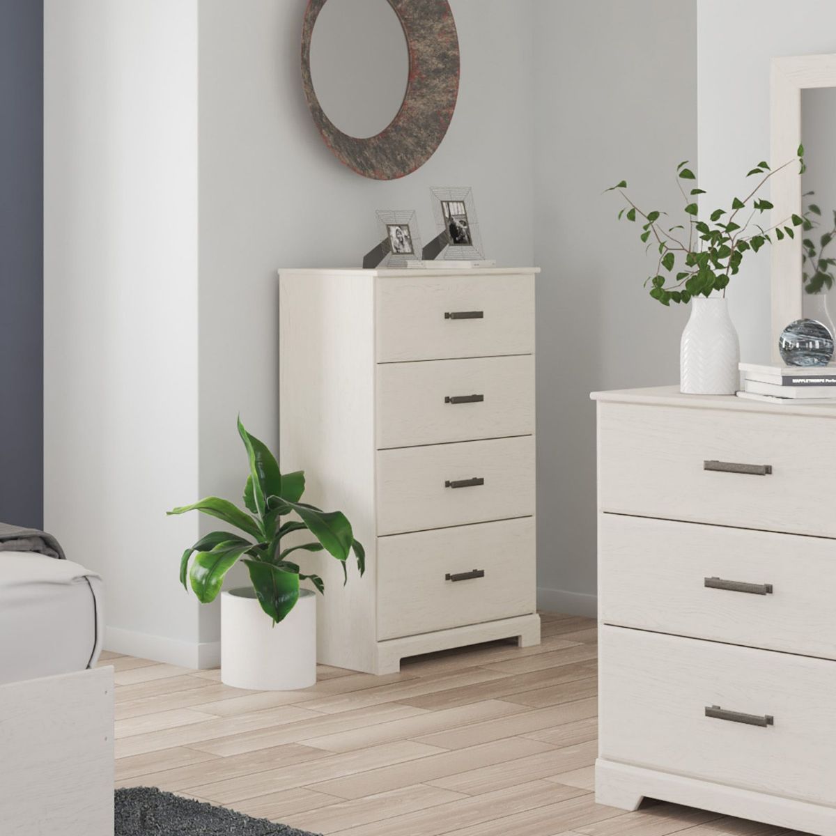 Picture of Stelsie White Chest